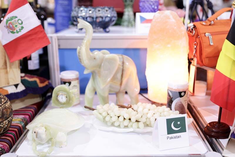 ช้อปสนุกสุขทุกการให้ ‘งานออกร้านคณะภริยาทูต’ รูปแบบ Hybrid ปีที่ 2