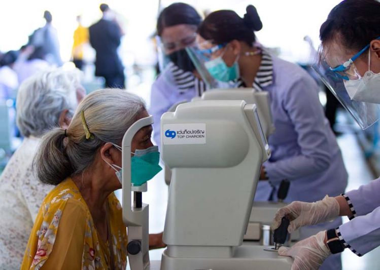 ร้อยรัก ร้อยดวงใจ มอบแว่นตาให้ผู้สูงวัย