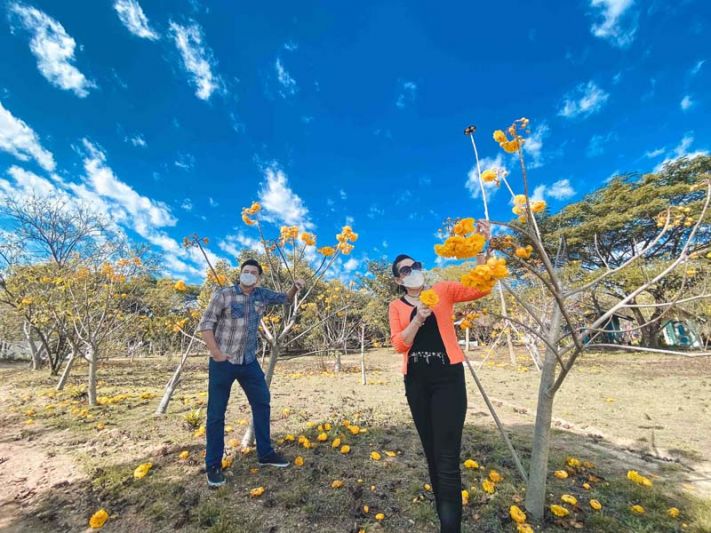 'น้อย - เจอร์รี่' หลงเสน่ห์ลานสัก เสพธรรมชาติที่อุทัยธานี