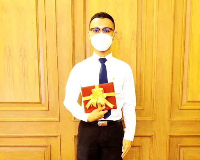 นศ.วิศวกรรมไฟฟ้า ม.ศรีปทุม  ได้รับเหรียญรางวัลเรียนดีพระราชทาน