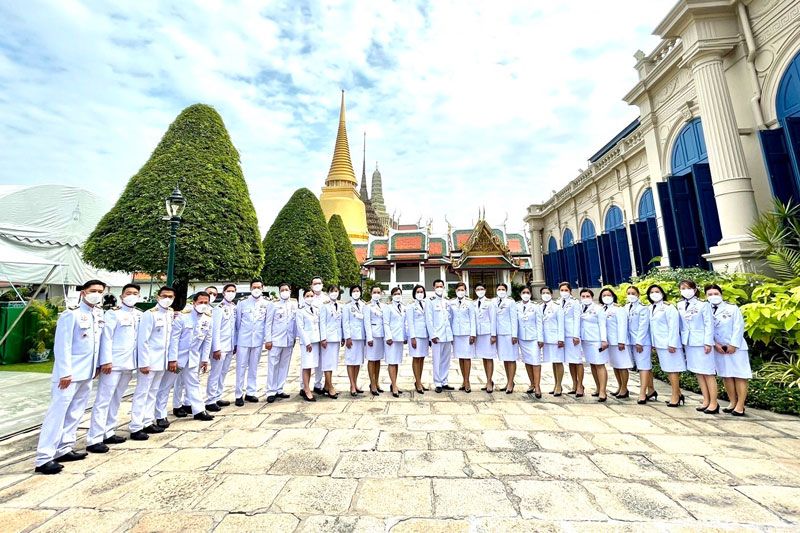 โปรดเกล้าฯ องคมนตรี มอบประกาศนียบัตรชั้นสูงกิตติมศักดิ์ พร้อมเข็มพระปกเกล้า