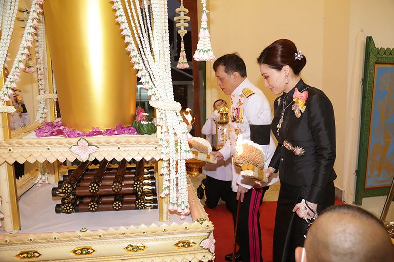 'ในหลวง-พระราชินี' เสด็จฯ พระราชทานเพลิงศพ พลเอกหญิง ท่านผู้หญิงอภิรดี ยิ่งเจริญ
