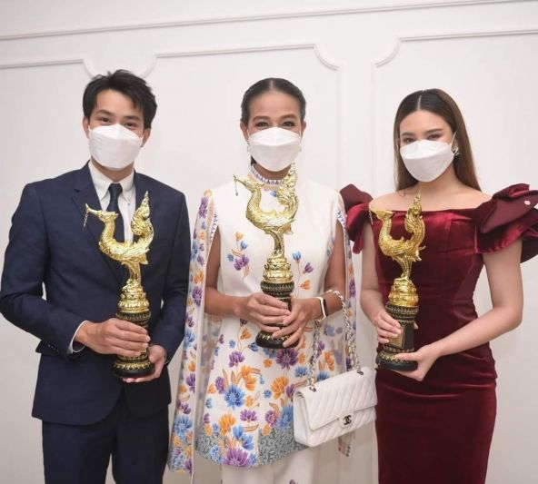 'กบ-ปภัสรา' ควง 2 นักแสดงช่อง 7HD 'ไต้ฝุ่น-มิ้นท์' รับรางวัล 'คนไทยตัวอย่าง' ประจำปี 2565