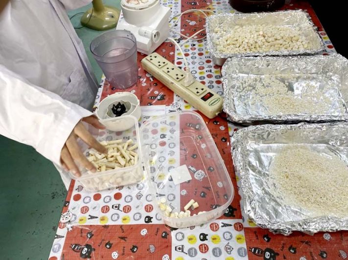 นศ.มจธ.เพิ่มมูลค่าไส้มันสำปะหลัง  เป็นวัสดุชีวภาพ ดักจับน้ำมันในทะเล