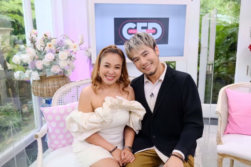 มองตาก็รู้ใจ 'ดีเจดาด้า - ดีเจอ๋อง' จูงมือกันมาเปิดใจแบบหมดเปลือกถึงวีรกรรมที่ไม่เคยเผยที่ไหน