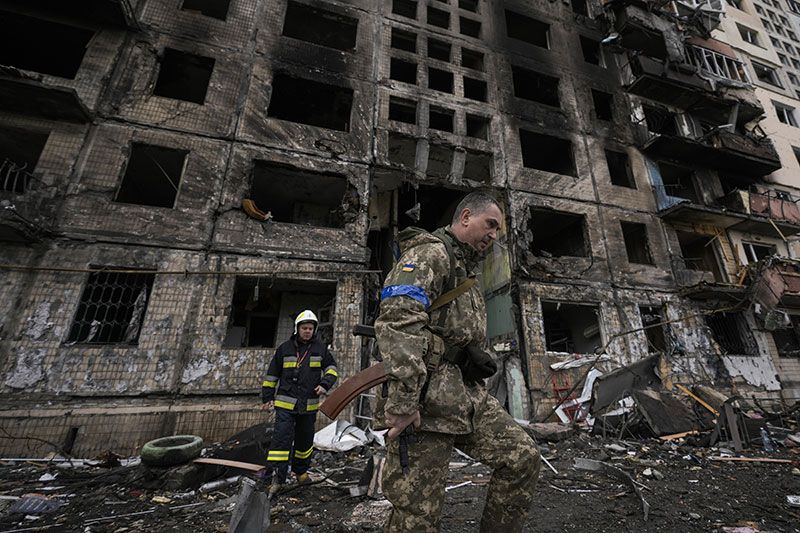 ต่างประเทศ - ยิงถล่มเมืองท่า'มาริอูโปล' รัสเซียบุกหนัก คร่าชีวิตชาวยูเครนกว่า2พัน