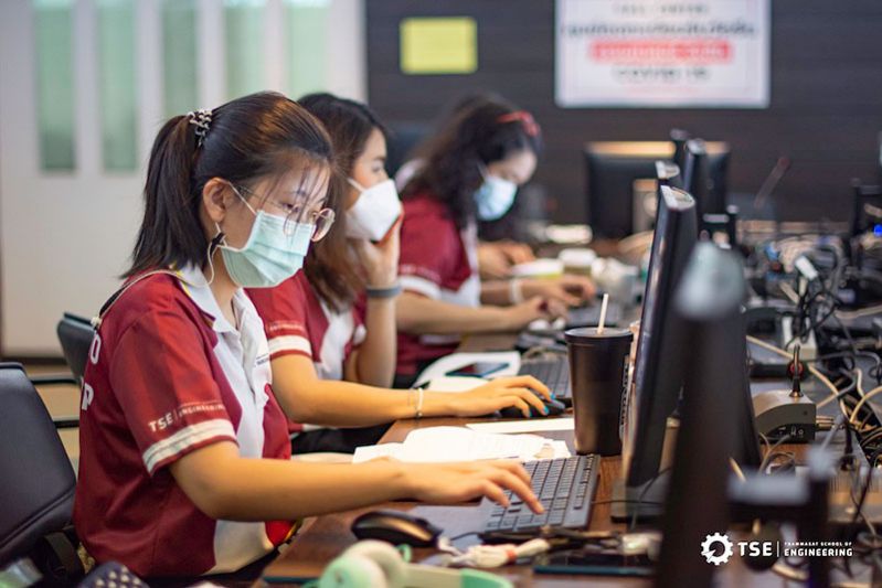 วิศวะ มธ. ระดมอาสาสมัคร ‘ธรรมศาสตร์จิตอาสารับสาย 1330’  ผ่านสายด่วน 1330 กด 14 แก้ปัญหาผู้ป่วยโควิดโทร.ไม่ติด-สายไม่ว่าง