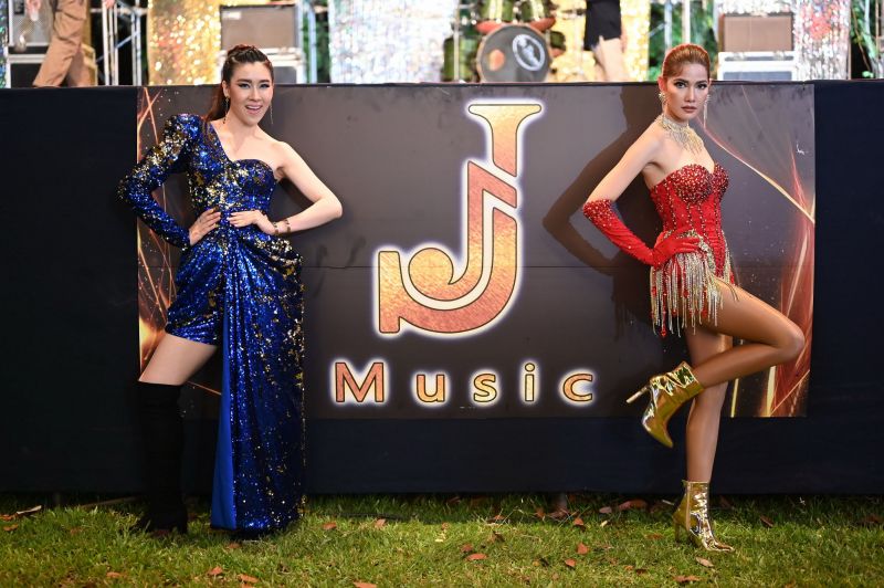 'เชียร์'แท็กทีม 'เบิ้ล' จับไมค์ประชัน 'น้ำหวาน' แดนซ์สุดมัน เปิดฉากคอนเสิร์ตใหญ่