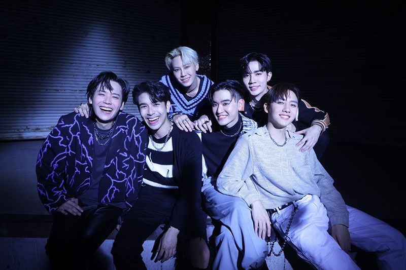 6 หนุ่ม ‘คชา-ทอมมี่-ทะเล-บุ๋น-ซี-มาร์ค’ กอดคอ อุ่นเครื่องความสนุกร้อง ‘Chocolate’