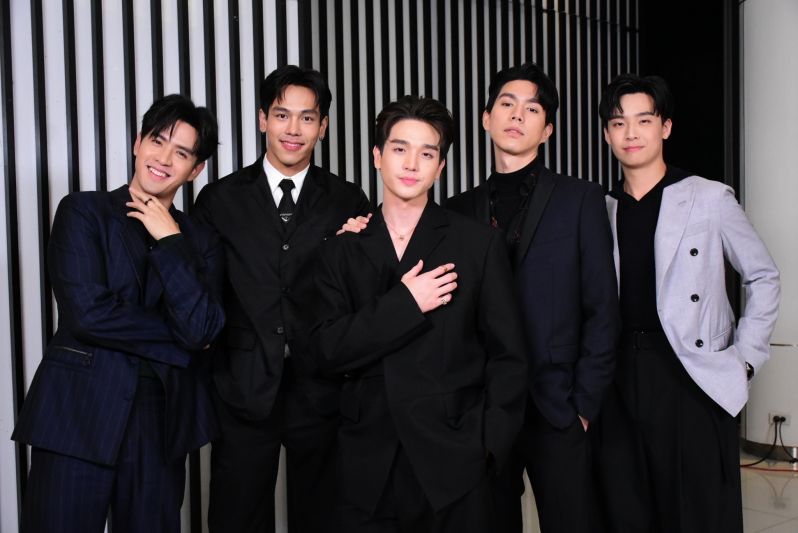 โดนรุมแซวหนัก'ตงตง'คลั่งรักไม่ไหว! เขินหน้าแดง'เบส'ตามเปย์ดอกกุหลาบช่อโต