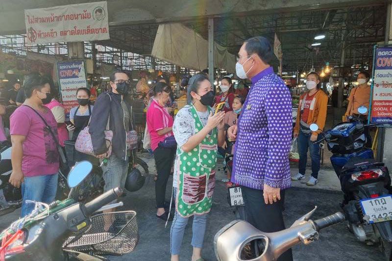 'บิ๊กตู่'ชื่นใจ! หลังเดินตลาดสะพานขาว ให้กำลังใจแผงค้า ผู้ค้าเข้าใจสถานการณ์