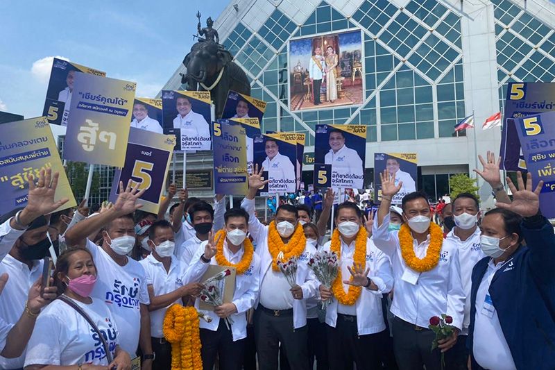 ‘เฮียต่าย’ ยื่นสมัคร สก.เขตคลองเตยได้เบอร์ 5 อาสาพัฒนาคุณภาพชีวิตชให้ดีขึ้น