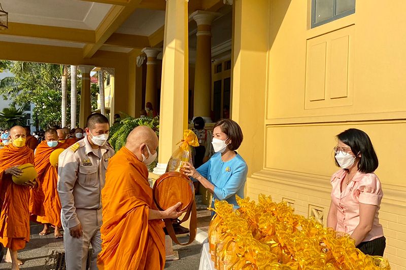ครบรอบ 130 ปี วันสถาปนา ศธ.  'ตรีนุช'นำ'คุณหญิงกัลยา-กนกวรรณ-ผู้บริหารศธ.'ร่วมทำบุญตักบาตร
