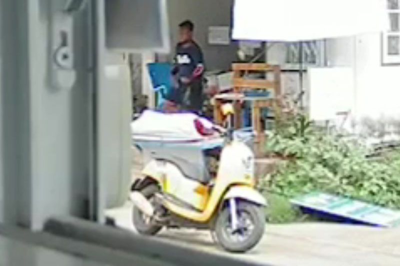 แค่เสี้ยวนาที!โจรอุดรฯขโมยกระเป๋าหญิงขายข้าวสาร