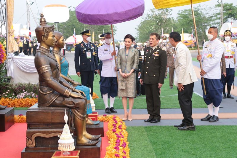 'ในหลวง-พระราชินี'เสด็จฯวางศิลาฤกษ์แท่นฐาน พระบรมราชานุสาวรีย์สมเด็จพระนเรศวรฯ จ.อ่างทอง