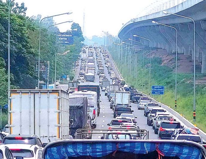 ตร.เข้ม7วันอันตราย  แห่กลับสงกรานต์  แน่นถนนมิตรภาพ