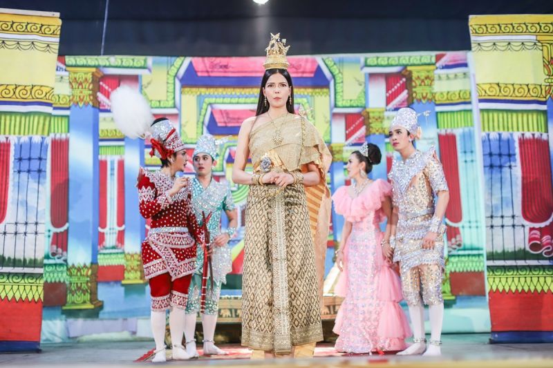 ‘ฟ้าใส’ข้ามมิติโผล่กลางโรงลิเกทำเอาโกลาหลหวิดเกิดศึกวางมวย