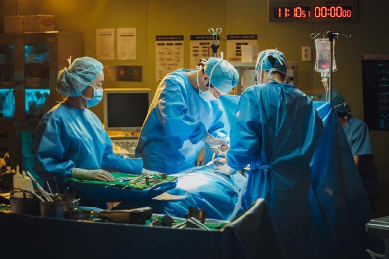 ความวุ่นวายบังเกิด เมื่อสองหมอ ‘เรน-คิมบอม’ รวมร่างใน ‘Ghost Doctor’