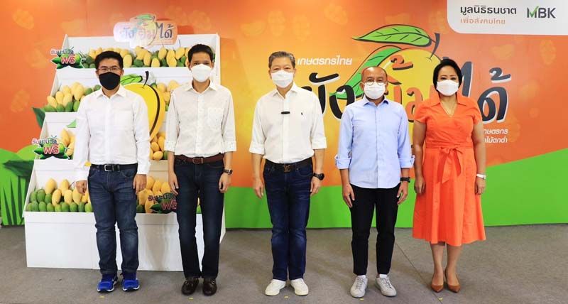 มูลนิธิธนชาตเพื่อสังคมไทย จับมือ เครือ เอ็ม บี เค ช่วยเหลือเกษตรกร  จัดงาน‘เกษตรกรไทย ยังยิ้มได้’รับซื้อมะม่วง 12,000 กิโล แจกฟรีให้ประชาชน