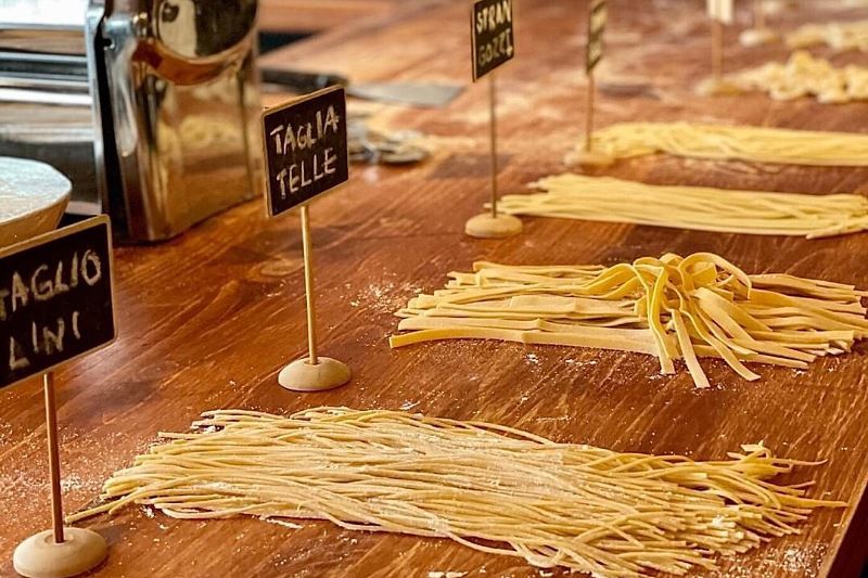 About Eatery  ร้านอาหารอิตาเลี่ยนสไตล์ Modern Trattoria เสริฟเมนูอิตาเลี่ยนพื้นบ้านต้นตำรับ พาสต้าเส้นสดทำมือ ไวน์บาร์ธรรมชาติ