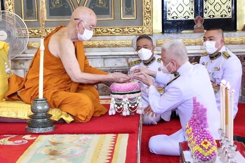 'ในหลวง-พระราชินี'โปรดเกล้าฯรองเลขาธิการพระราชวัง เชิญน้ำสรงและผ้าไตรพระราชทาน เฝ้าถวาย สมเด็จพระสังฆราช