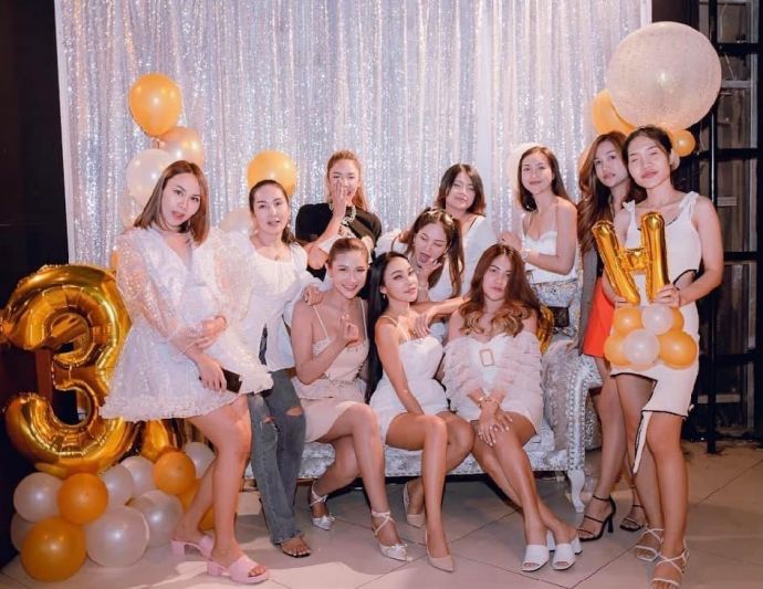 'เอ็มมี่ อมลวรรณ' จัดงานวันเกิดสุดปัง!!! ปีที่ 37 คนบันเทิงร่วมอวยพรเพียบ
