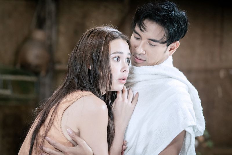 อิจฉาแล้วนะ 'เกรท-แพท' หวานไม่หยุด บรรยากาศเป็นใจ ตากฝน-จูจุ๊บในกระท่อม