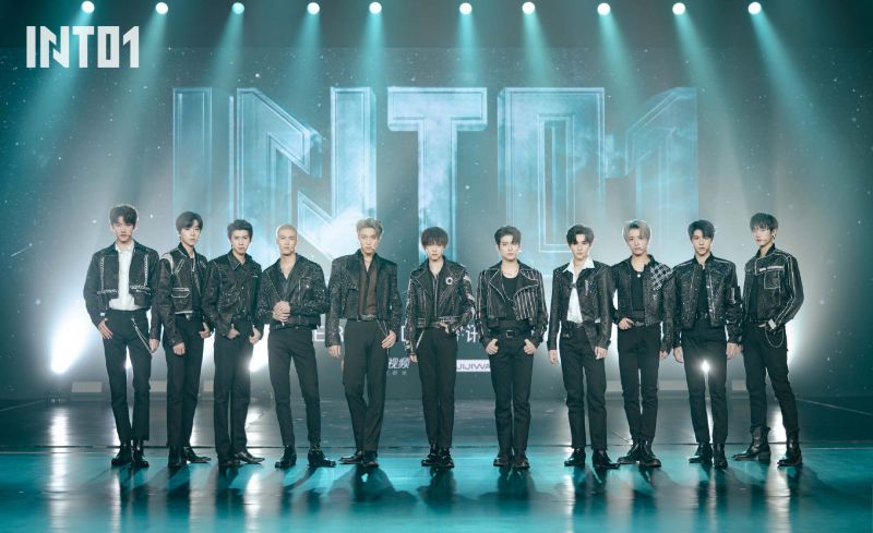 11 หนุ่ม 'INTO1' (อินทูวัน)  ฉลองครบรอบขวบปีจัดเอ็กซิบิชั่นสุดยิ่งใหญ่เพื่อแฟน