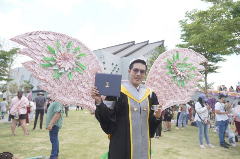 'ลำเพลิน'น้ำตาซึม รับปริญญาใบแรกของตระกูล เสียใจ 'คุณตา' ไม่ได้อยู่เห็นความสำเร็จ