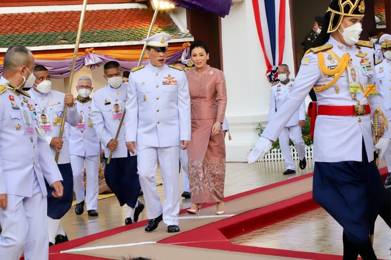 'ในหลวง-พระราชินี'เสด็จฯ ทรงสักการะพระบรมสารีริกธาตุ ณ พระบรมบรรพต ภูเขาทอง