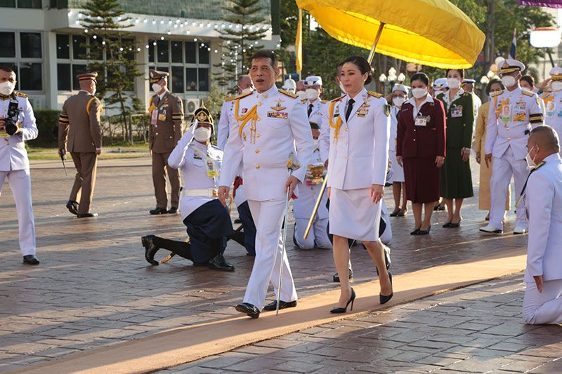 'ในหลวง-พระราชินี'เสด็จพระราชทานกระบี่และปริญญาบัตรผู้สำเร็จการศึกษาโรงเรียนนายร้อยตำรวจ