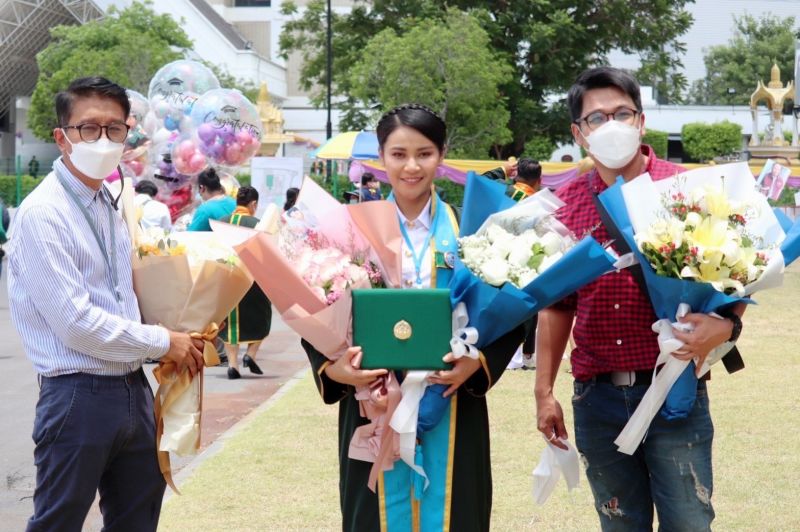 'เวียง นฤมล'สาวหมอลำสวมชุดครุยรับปริญญญา