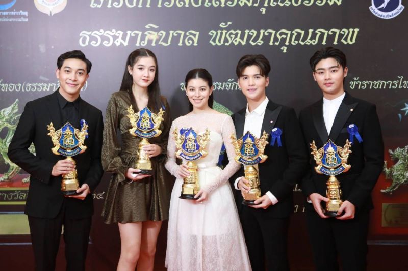 'คนบันเทิง' เข้ารับรางวัลThai Awards และ รางวัลพระธรรมจักร ประจำปี ๒๕๖๕
