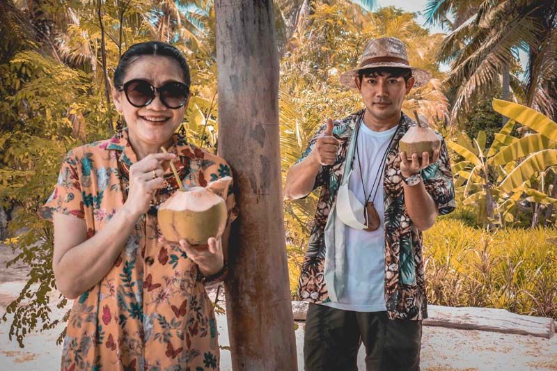 ‘น้อย-อู’เที่ยวชุมชนตะเคียนเตี้ย แหล่งมะพร้าวใหญ่สุดภาคตะวันออก