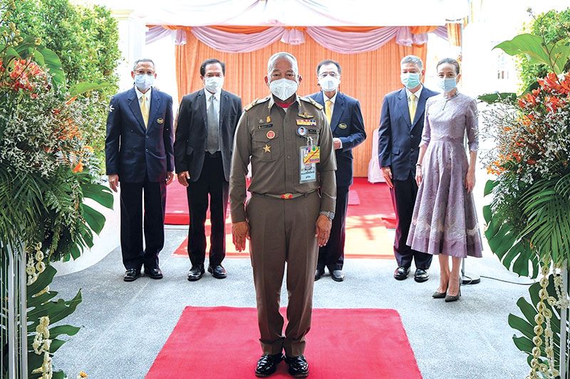 พระบาทสมเด็จพระเจ้าอยู่หัว ทรงพระกรุณาโปรดเกล้าฯ ให้ราชเลขานุการในพระองค์ฯ เป็นประธานเปิดร้าน โกลเด้น เพลซ สาขาสนามเสือป่า ขยายพื้นที่รองรับลูกค้ากลุ่มใหม่