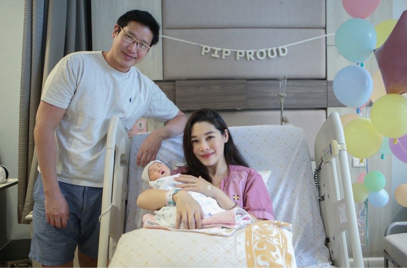 คุณแม่ป้ายแดง'ปอ ณฐมน'พิธีกรนักแสดงและอดีตนักร้องวงแจมป์คลอดลูกสาว'พิพพราว'