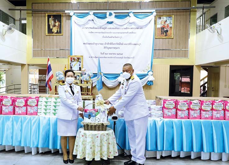 ‘ในหลวง-พระราชินี’พระราชทานสิ่งของแก่สถานสงเคราะห์ต่างๆ เนื่องในวันคล้ายวันประสูติ เจ้าฟ้าทีปังกรฯ