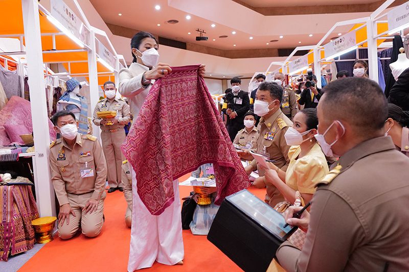 'เจ้าฟ้าสิริวัณณวรีฯ'ทอดพระเนตรนิทรรศการ จัดแสดงผลิตภัณฑ์ผ้าไทย-งานหัตกรรมชุมชนภาคกลาง