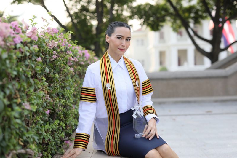 'ลอร่า ศศิธร'หัวใจฟู คนวงการคนแรกคว้ารางวัล 'พิธีกรสร้างสรรค์ออนไลน์ยอดเยี่ยม'