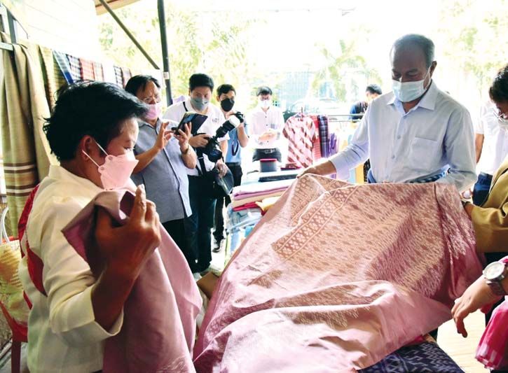 ผ้าทอกลุ่มสตรียโสธรต้นแบบหัตถกรรมด้านสิ่งแวดล้อม  สร้างงาน สร้างรายได้ให้ชุมชนอย่างยั่งยืน