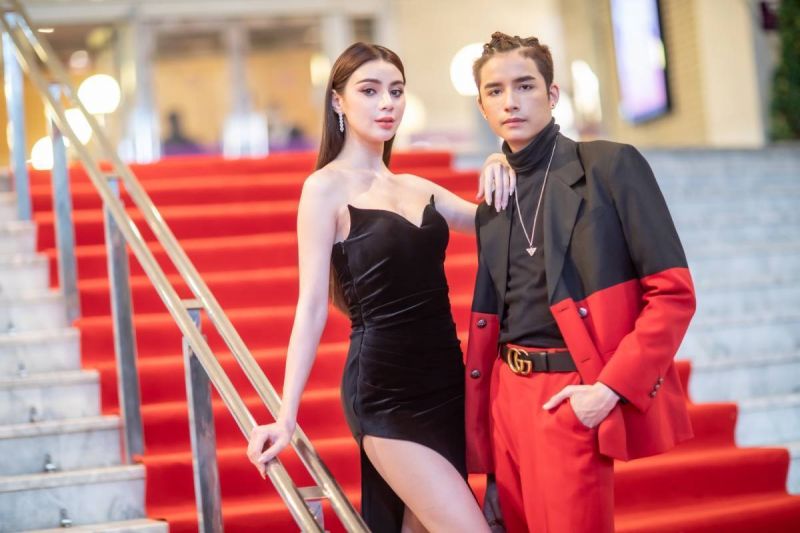 'มีมี่-กัลยรัตน์'ควง'รีวอร์ด-จิรัฎฐ์'สะกดช่างภาพเดินพรมแดงงาน