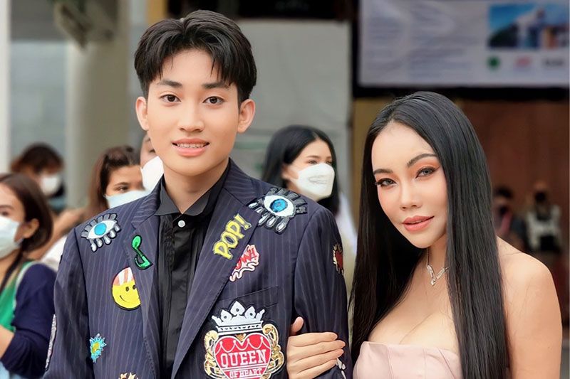 ปังมากแม่!'เอ็มมี่ อมลวรรณ' ควงลูกชาย เดินพรมแดงสุดปัง! งาน MAYA ENTERTAIN AWARDS2022