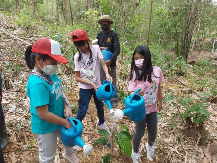 กรมป่าไม้ - CPF พาน้องๆ เรียนรู้ฟื้นฟูป่า  ผ่านห้องเรียนธรรมชาติ โครงการ‘รักษ์นิเวศ เขาพระยาเดินธง’