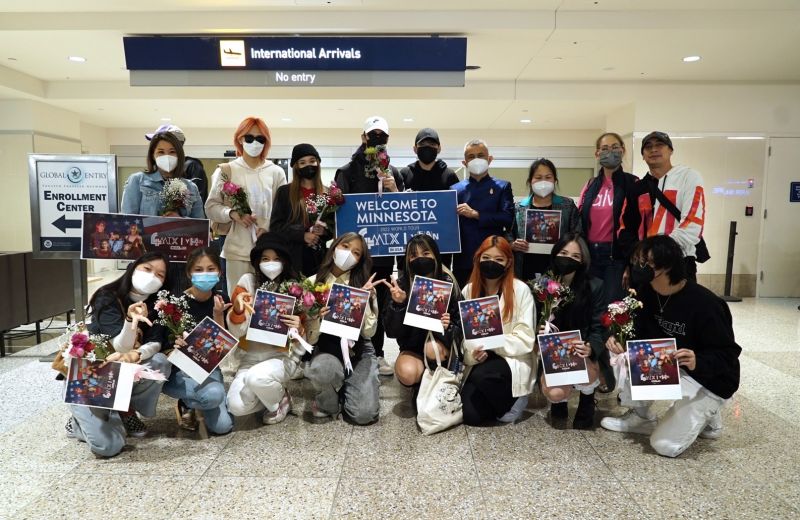 '4MIX - ยีนส์-ปพิชญา'แลนดิ้งมินนิโซตา สหรัฐอเมริกา! แฟนๆ ให้การต้อนรับสุดอบอุ่น