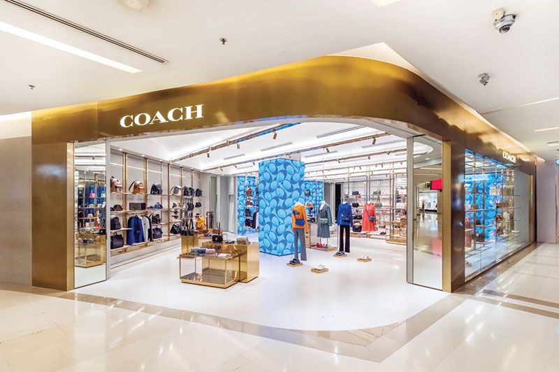 Coach ฉลองการเปิดตัวดิจิทัลสโตร์แห่งที่สองของเอเชีย เผยโฉมป๊อปอัพใหม่ล่าสุดในธีม ‘Signature Denim’