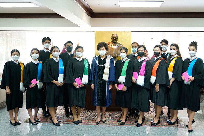 บัณฑิตทุนวิทยาลัยพี่โรงเรียนน้อง SPU’60 มอบพวงมาลัยแสดงกตัญญูฯอธิการบดี ม.ศรีปทุมหลังสำเร็จการศึกษา