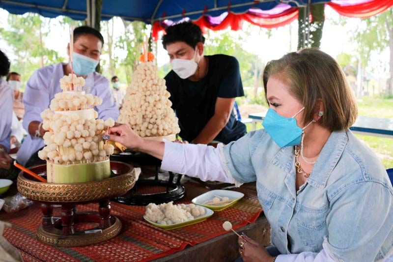 ‘คุณน้ำผึ้ง-อู’ร่วมบุญใหญ่ สืบสานประเพณีแห่ข้าวพันก้อน
