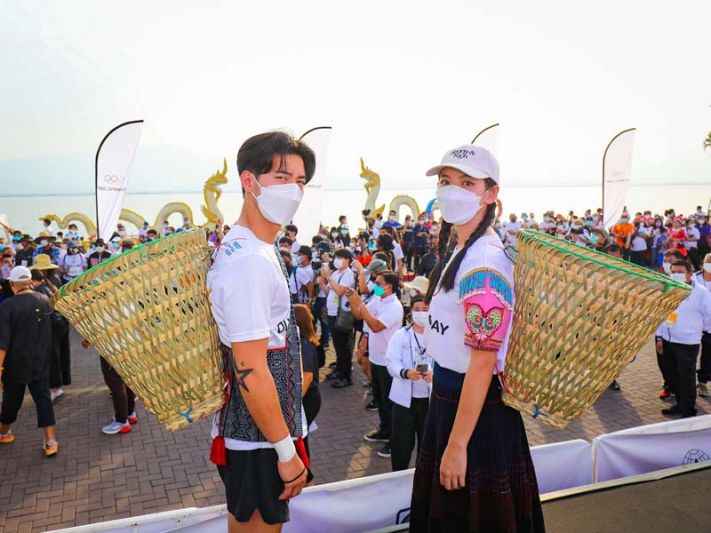 ชาวพะเยาม่วนใจ๋‘โตโน่-ณิชา’ควงแขนเก็บขยะริมกว๊าน