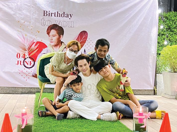 ‘โฟกัส-กิตติคุณ’ ทำบุญฉลองวันเกิด 29 ปี
