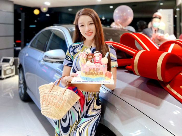‘แอร์-ภัณฑิลา’ฉลองวันเกิดตัวเอง!เปย์สุดๆ ควักกระเป๋าซื้อรถหรูเซอร์ไพรส์พ่อแม่